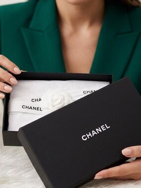 🆕 CHANEL Designer Box & Ribbon